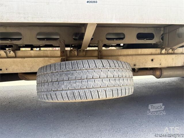 Korkeakattoinen farmari Mercedes-Benz Sprinter 8 Pallets.