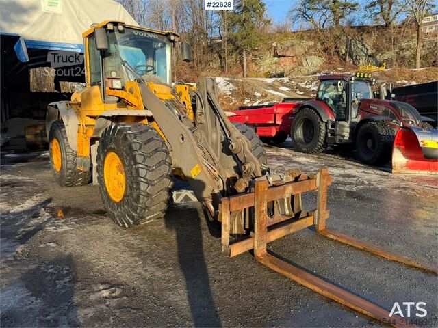 Lader Volvo L110F wheel loader w/bucket and hydraulic pallet f