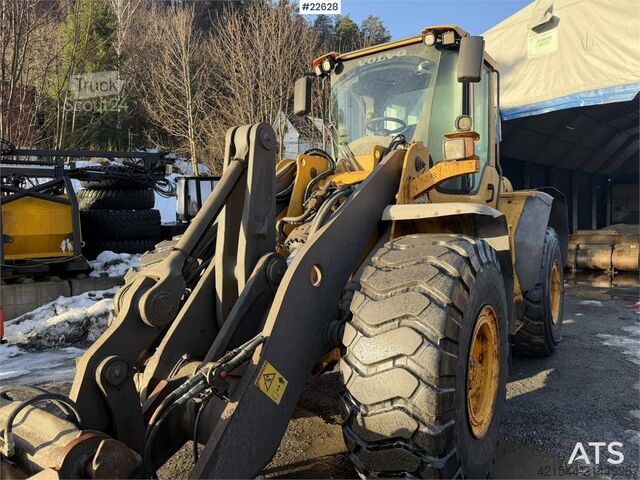 Lader Volvo L110F wheel loader w/bucket and hydraulic pallet f