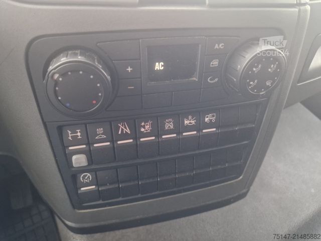 Box van MAN TGL 8.220 4x2 BL 3 Sitzer Möbelkoffer Klima