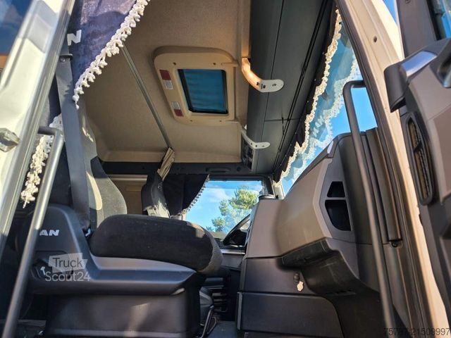 Laweta MAN 26.400 TGX mit Baustoffplateau, geteilte Rampen