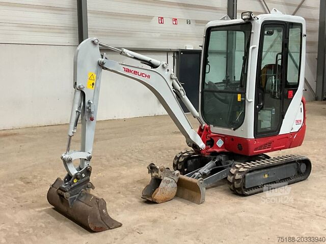 حفارة صغيرة Takeuchi TB 216