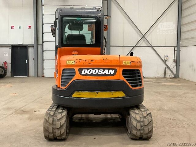 حفارة صغيرة Doosan DX 63-3
