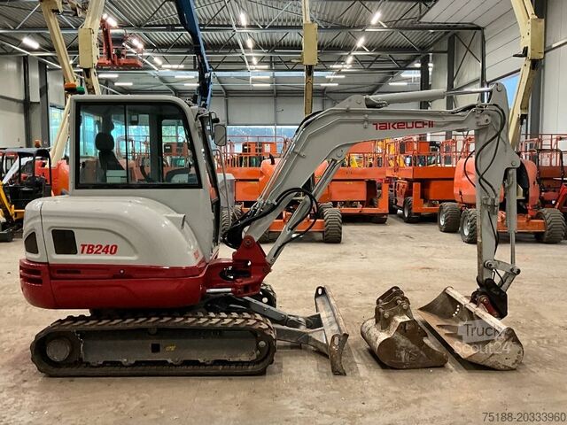 حفارة صغيرة Takeuchi TB 240