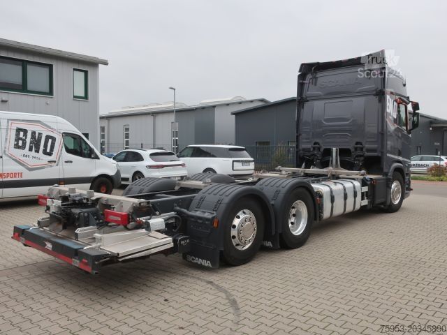 Vaihtolavakuorma-auto Scania R 450 62x Lenkachse Ladebordwand