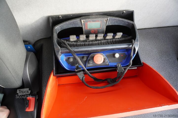 Бортовий з краном Renault C280 DTI 8/ FASSI crane F135A.22/ 8units