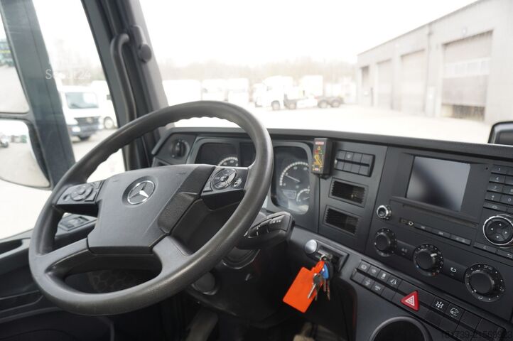 Plošina s jeřábem Mercedes-Benz Arocs 2633 flatbed truck / Crane FASSI