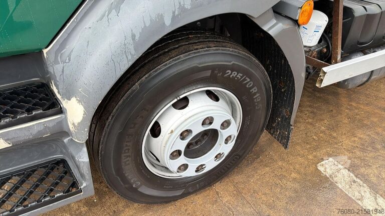 Containertransport (haakarmsysteem) Volvo FL 240 (BELGIAN TRUCK / HYVALIFT / WHEELBASE 47...