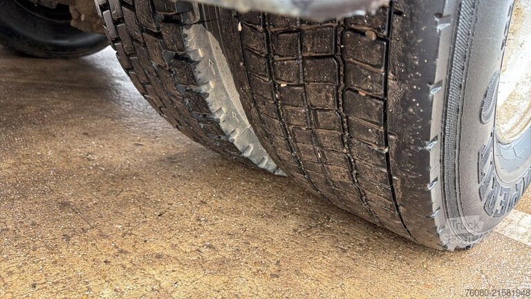 Containertransport (haakarmsysteem) Volvo FL 240 (BELGIAN TRUCK / HYVALIFT / WHEELBASE 47...