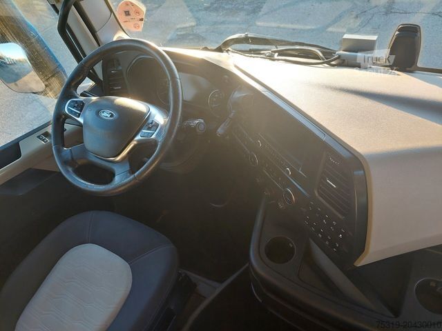 Nagy térfogatú nyergesvontató FORD F-Max 1850 LL