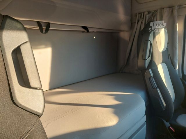 Nagy térfogatú nyergesvontató FORD F-Max 1850 LL