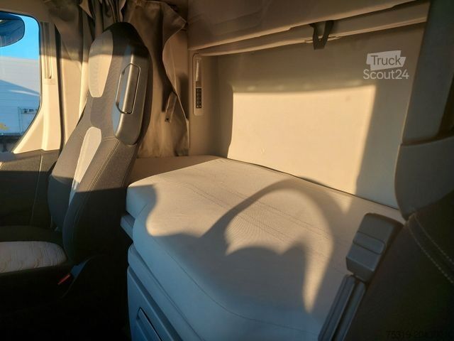 Nagy térfogatú nyergesvontató FORD F-Max 1850 LL