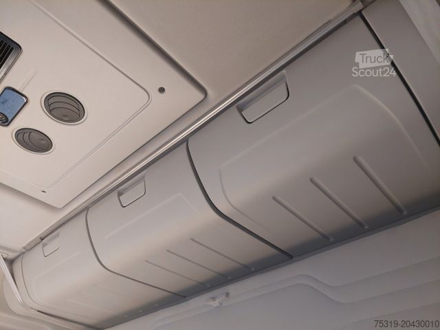 Nagy térfogatú nyergesvontató FORD F-Max 1850 LL