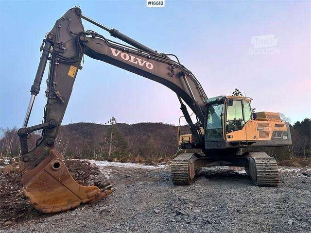 Volvo EC380 Tracked digger w/ Digger bucket and HK attac