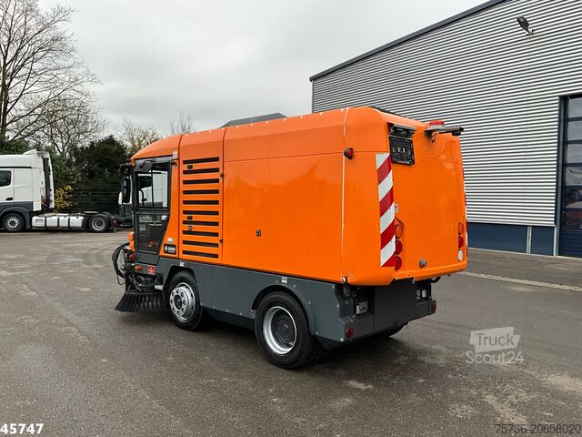 Utcaseprő RAVO 580 with 3-rd brush