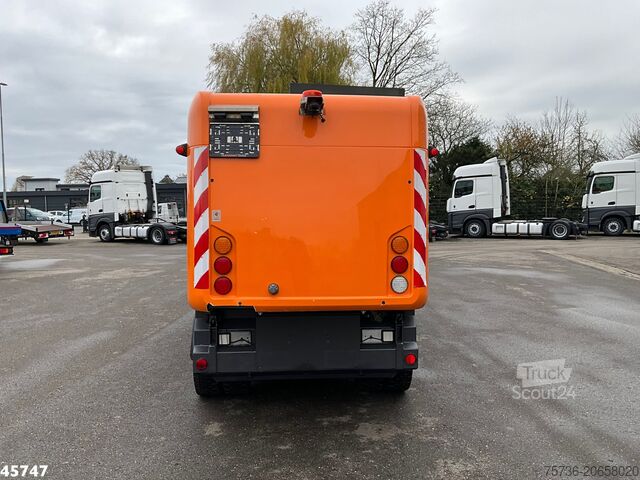 Utcaseprő RAVO 580 with 3-rd brush