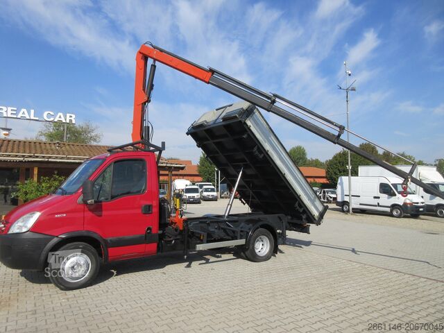 Lastbil med kran och tippflak IVECO DAILY 65C18
