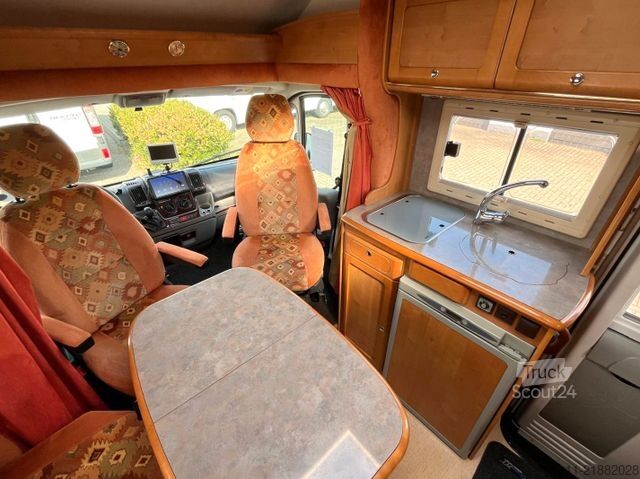 Polointegrovaný karavan RAPIDO 707 F - Festbett - - Solar - AHK -