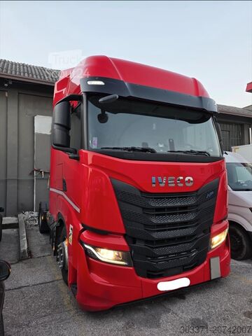 стандартен влекач Iveco Stralis