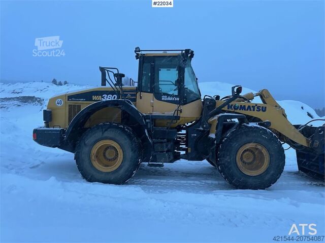 Wiellader Komatsu WA380-7 wheel loader w/ bucket, scale, summer and