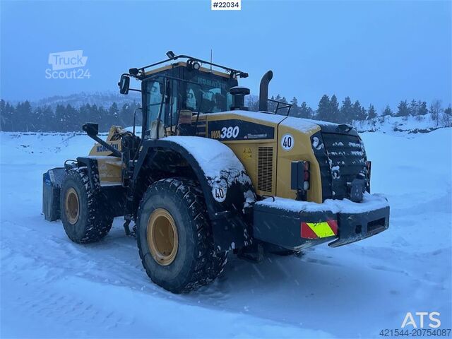 Wiellader Komatsu WA380-7 wheel loader w/ bucket, scale, summer and