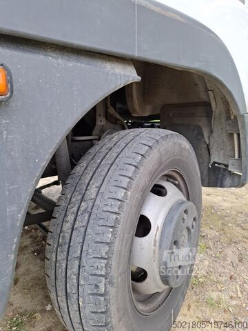 Billenőplatós teherautó Nissan Cabstar