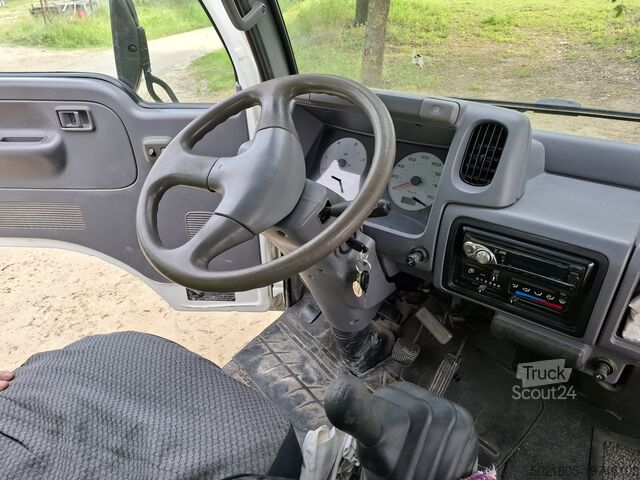 Billenőplatós teherautó Nissan Cabstar