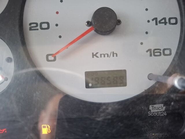 Billenőplatós teherautó Nissan Cabstar