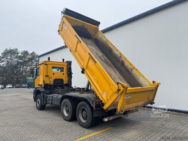 Τρίπλευρο ανατρεπόμενο φορτηγό MERCEDES-BENZ Arocs 5 2651 K 6x4 Bordmatik Klima Navi Kühlbox