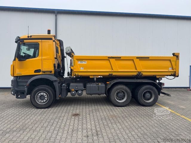 Τρίπλευρο ανατρεπόμενο φορτηγό MERCEDES-BENZ Arocs 5 2651 K 6x4 Bordmatik Klima Navi Kühlbox