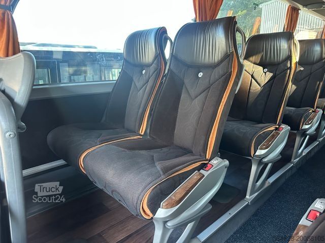 Távolsági autóbusz MERCEDES-BENZ Travego 16 RHD-M