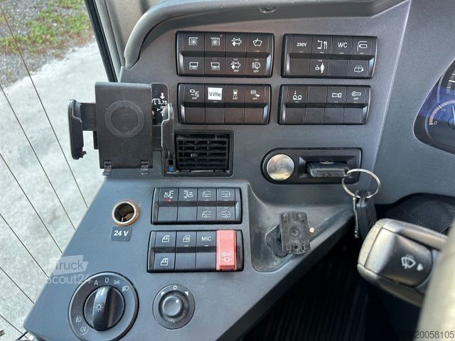 Távolsági autóbusz MERCEDES-BENZ Travego 16 RHD-M