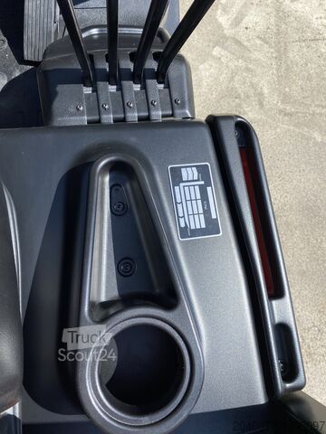 Lithium-ion heftruck Triplex 4800 mm EP Equipment CPD15TVL