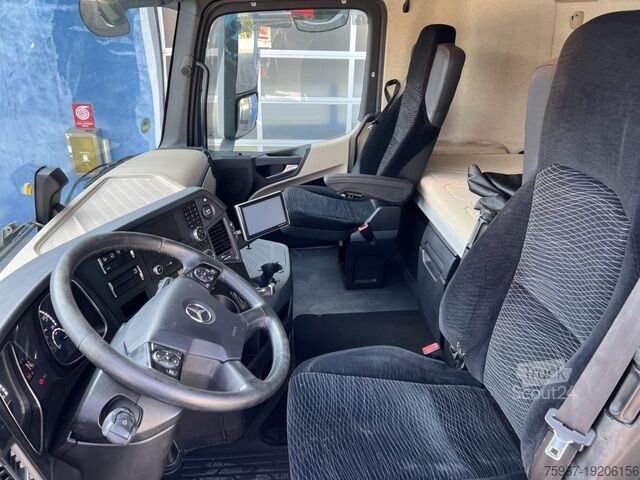 Ciężarówka burtowa z dźwigiem Mercedes-Benz Actros 2545