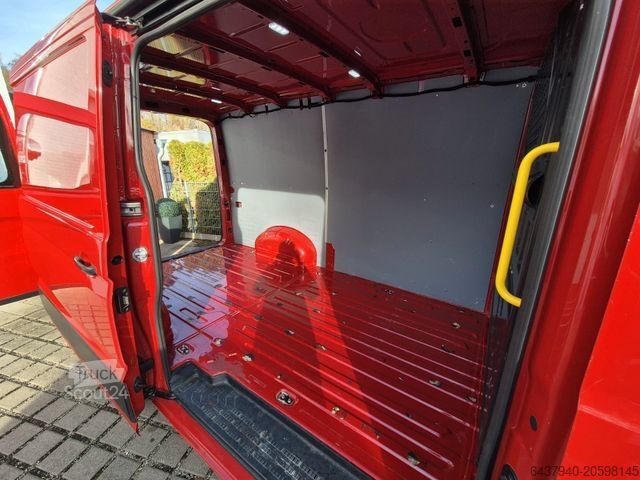 Ploščati dostavnik VOLKSWAGEN Crafter Kasten 35 FWD mittellang/Kamera/Navi/App