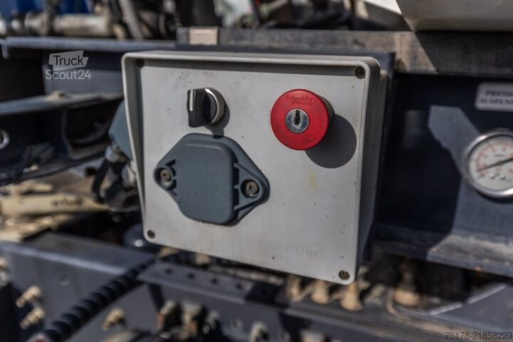 Kipper TECNOKAR HARDOX 26m3+BACHE
