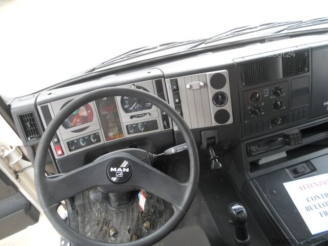 Camion à benne basculante avec grue MAN 26.364