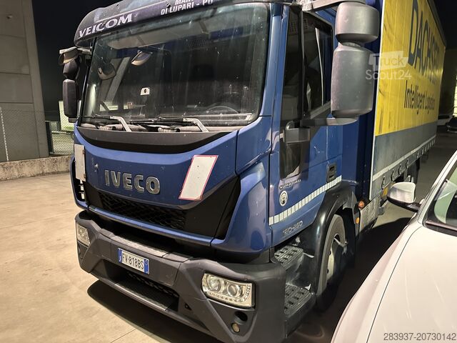 φορτηγό με επίπεδη επιφάνεια και μουσαμά IVECO 120