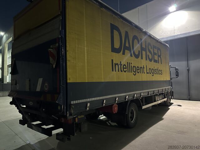 φορτηγό με επίπεδη επιφάνεια και μουσαμά IVECO 120