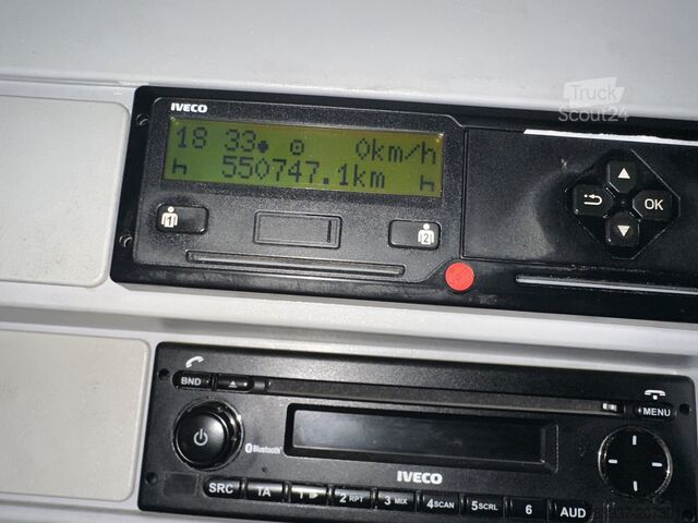 φορτηγό με επίπεδη επιφάνεια και μουσαμά IVECO 120