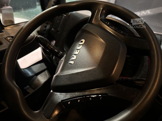 φορτηγό με επίπεδη επιφάνεια και μουσαμά IVECO 120