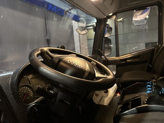 φορτηγό με επίπεδη επιφάνεια και μουσαμά IVECO 120