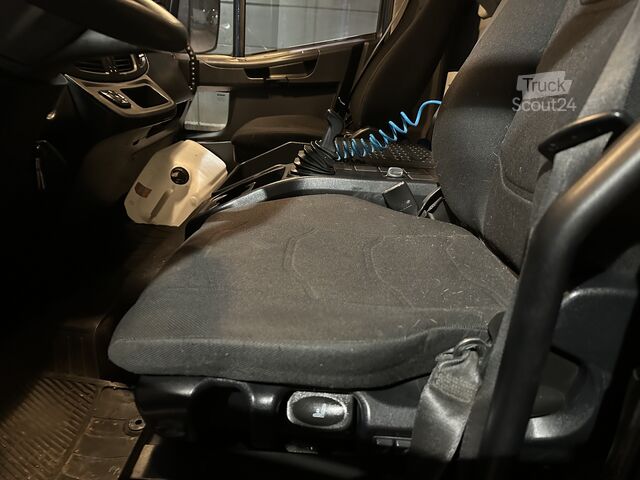 φορτηγό με επίπεδη επιφάνεια και μουσαμά IVECO 120