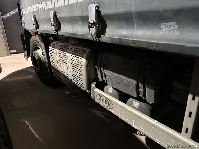 φορτηγό με επίπεδη επιφάνεια και μουσαμά IVECO 120