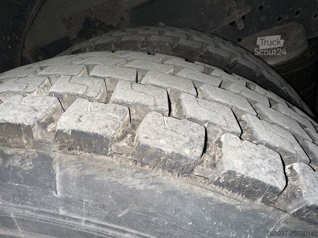 φορτηγό με επίπεδη επιφάνεια και μουσαμά IVECO 120