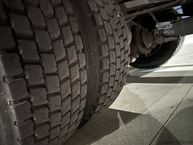 φορτηγό με επίπεδη επιφάνεια και μουσαμά IVECO 120