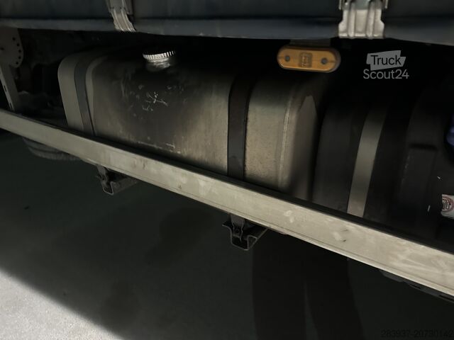 φορτηγό με επίπεδη επιφάνεια και μουσαμά IVECO 120