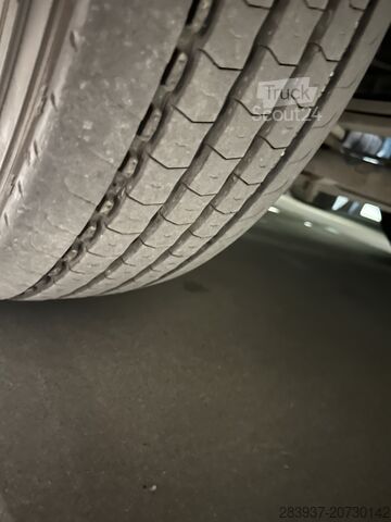 φορτηγό με επίπεδη επιφάνεια και μουσαμά IVECO 120