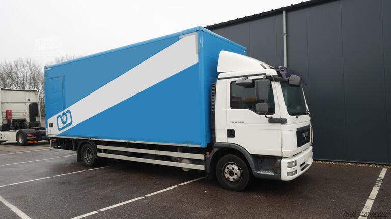 Чемодан MAN TGL 12.220 CLOSED BOX MANUAL GEARBOX 689.000KM