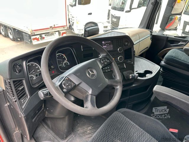 Вантажівка з платформою і тентом MERCEDES-BENZ Actros 2545 Pritche 7,29m Hubdach Stapler